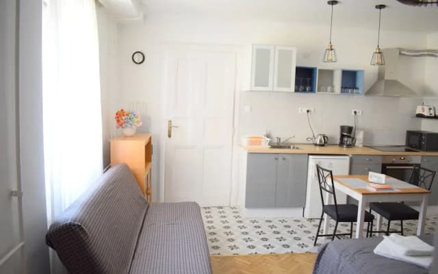 Diamond Astoria 5 sun-lit apartment - photo 4