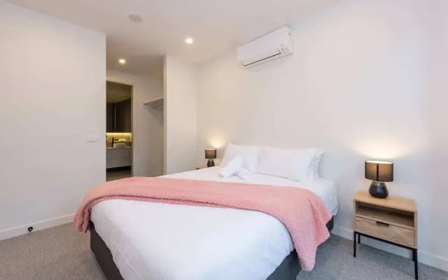 Luxe 3 Bedroom Apartment With Parking - photo 4