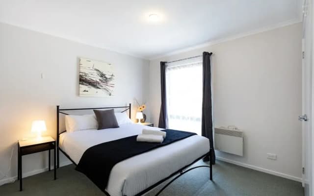 Snug 2-bed Townhouse Near Bustling Shops - photo 3