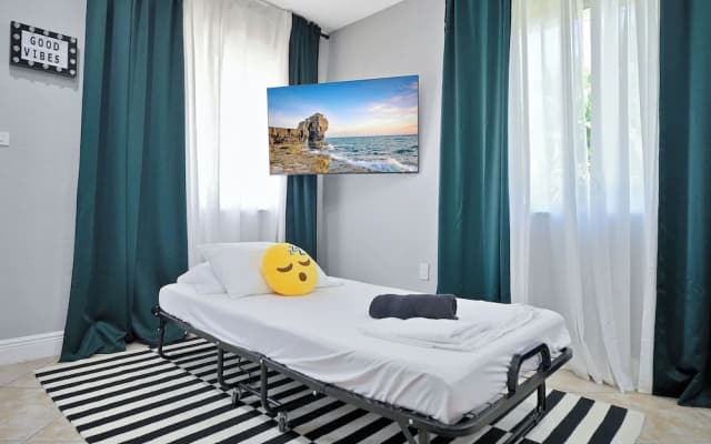 Happy Escape, 15 Min to Beach, Massage Shower Jets, Bar, and BBQ - photo 2
