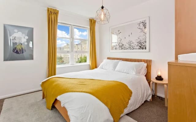 Arty 2 Bedroom Flat By Leith Shore - photo 4