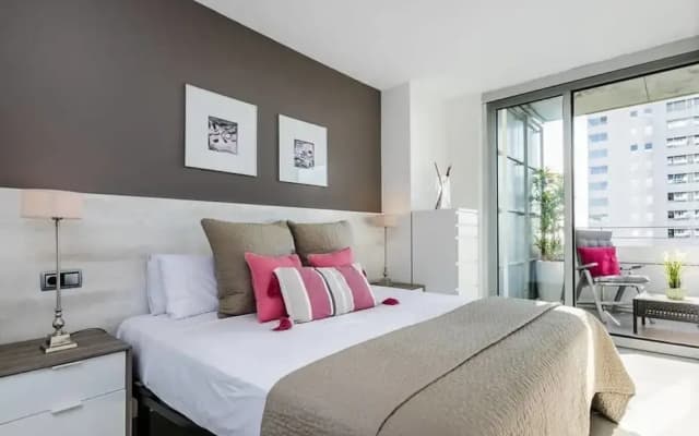 Stylish 2bed/2bath With Swimming Pool - photo 3