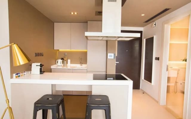 Newly Designed Apartment Walk to the Beach - photo 5