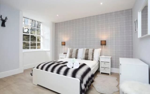 Modern, Stylish Apt. in Excellent Central Location - photo 3