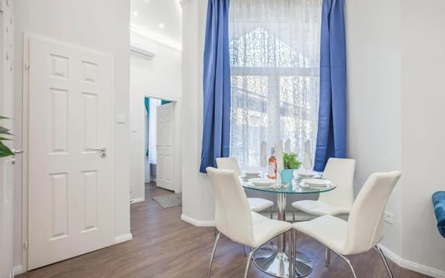 Quiet Downtown Haven— 2Br | A/C | Free Parking - photo 3