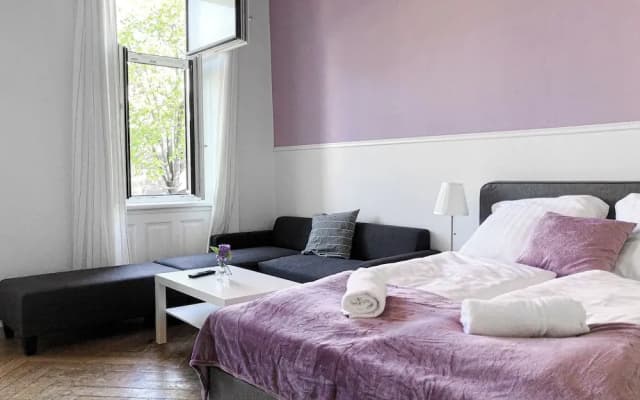 Fabulous 3BR Apt Near AKH For Groups - photo 2