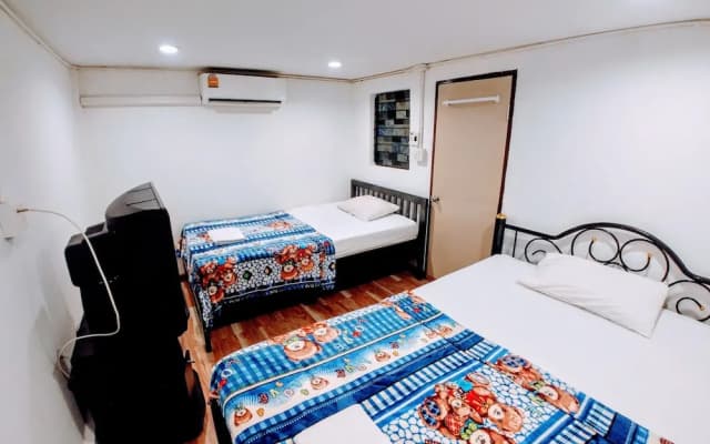 Zuzu Hostel - photo 4