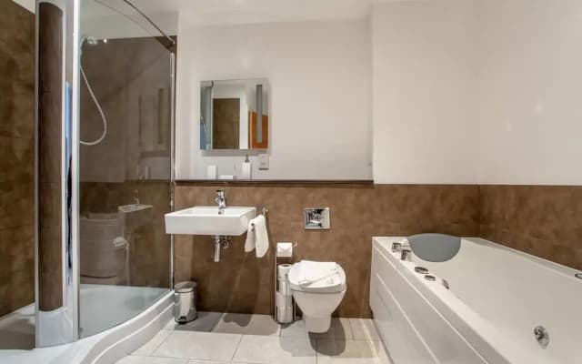 Stylish 2bed Apt With Free Parking/elevator - photo 5