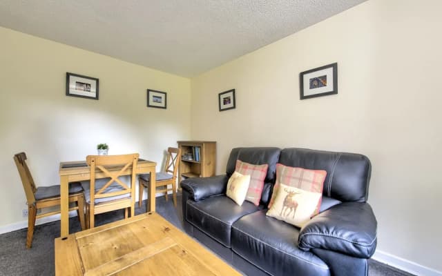 Charming Grassmarket Apartment with Castle View - photo 3