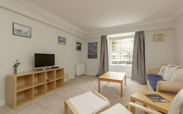 Classic Main Door Entry 2-bedroom New Town Apartment with Garden - photo 3