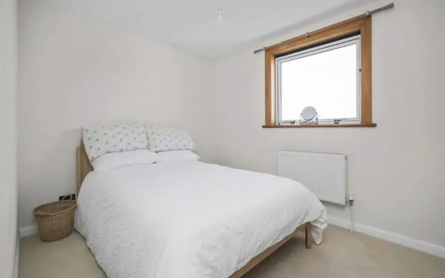 2-Bedroom Home with Parking and Garden - photo 3