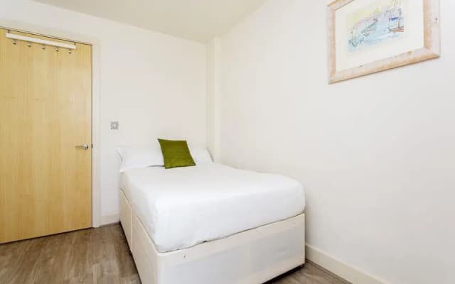 Veeve  2 Bed Flat With Views Imperial Wharf Fulham - photo 2