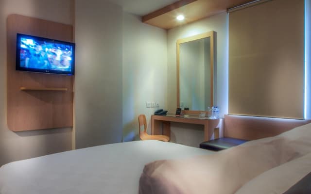 M Hotel Jakarta - photo 4