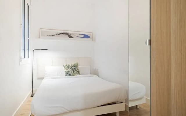 Stunning 2 Bedroom amd Bath Apartment in Eixample - photo 2