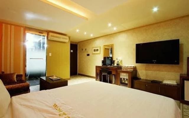 We2 Hotel - photo 5