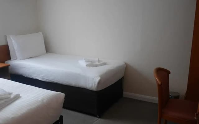 Shepiston Lodge Heathrow - photo 2