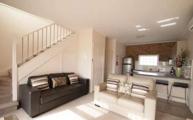 Yarra Glen Racecourse Apartments - photo 2