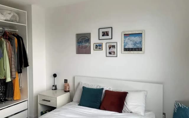 Stylish 2BD Flat With Private Balcony - Battersea - photo 2