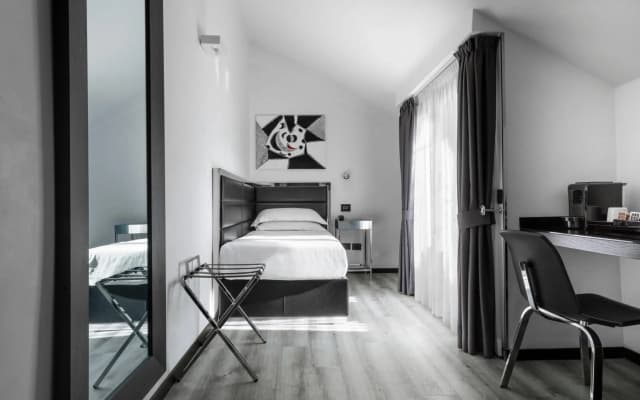 LHP Hotel Napoleon - photo 2