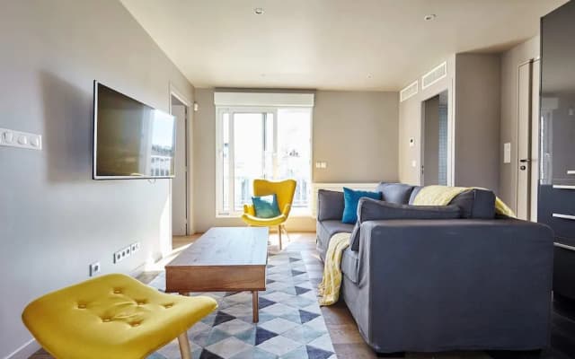 Stunning 2BR Home With Balcony in Batignolles - photo 3