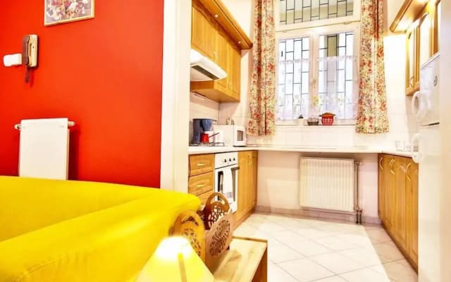 Vibrant 3 Bedroom Apartment In The Pulsing Heart Of Budapest - photo 3