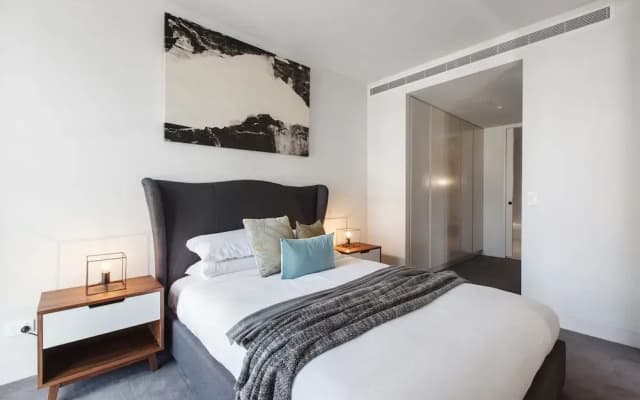 Chic 1-bed With a Sleek Balcony Near Shops - photo 4