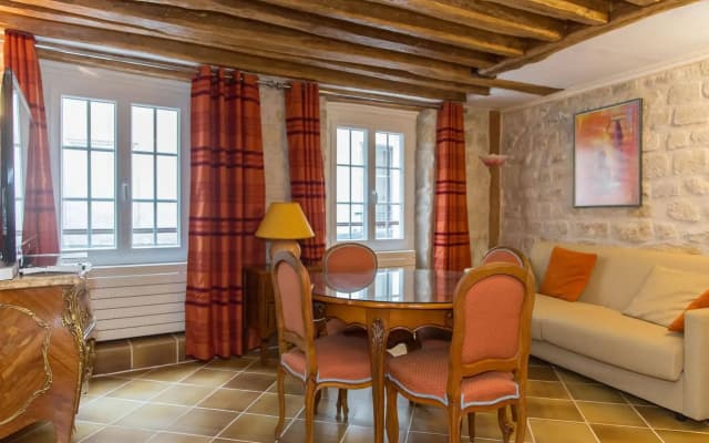 Saint-Germain des Pres Apartment - photo 2