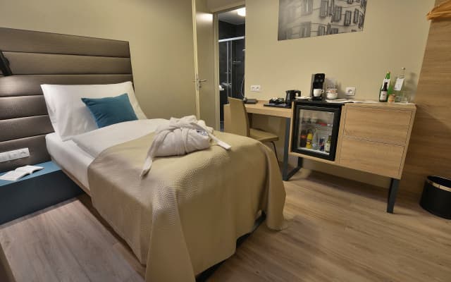 EA Hotel New Town - photo 4