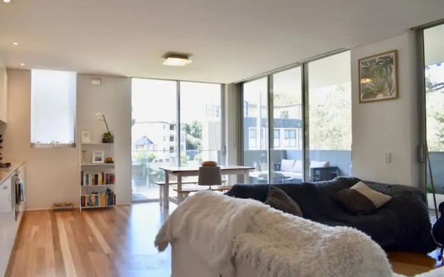 Bright and Open 2 Bedroom Bondi Flat - photo 4