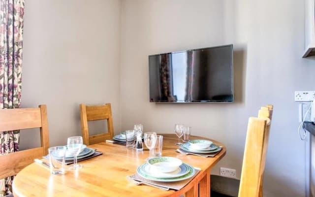 Beautifully Presented, Well Located, 2 bed apt - photo 3