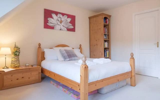 5 Bedroom House With Free Parking - photo 5