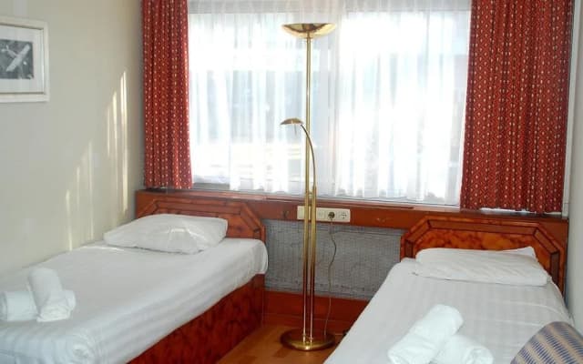 Hostel Bargain Toko - photo 2