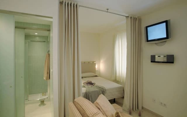 ClassBedroom Barcelona Beach Apartments - photo 3