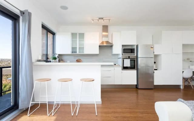 Beachside Apartment with Stunning Views & Parking - photo 4