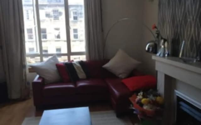 Two Bedroom Flat in Edinburgh - photo 2