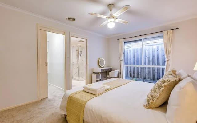 StayAU 4BR Lakeside Retreat in Seabrook - photo 2