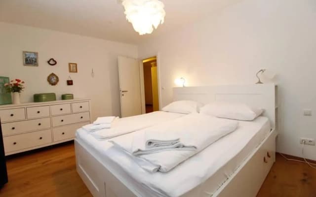 MODERN spacious, 2 BEDROOM, FREE PARKING - photo 2