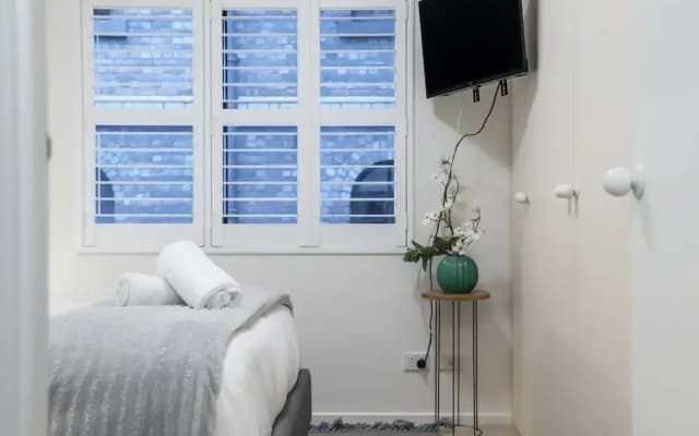 Riverside 2-bed Apartment With Balcony & Parking - photo 3