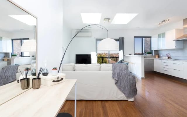 Beachside Apartment with Stunning Views & Parking - photo 3