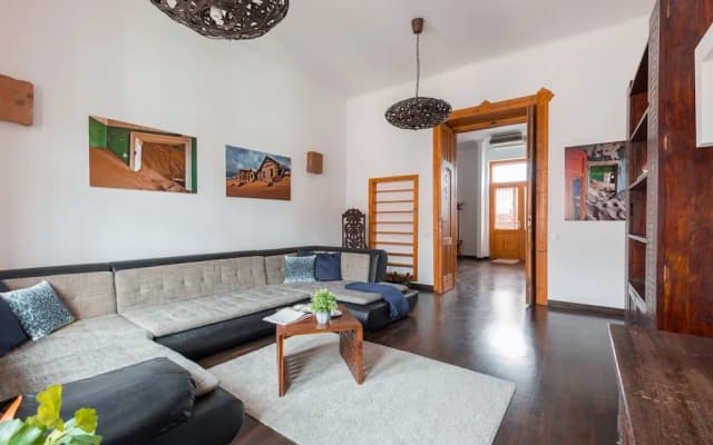 Supercentral Spacious Apartment - photo 2