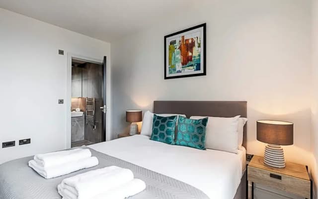 Two Bedroom Luxury Retreat At North Acton, London - photo 2