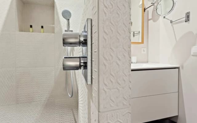 Beautiful Lavish Apartment for 6 in Paris VII by Guestready - photo 3