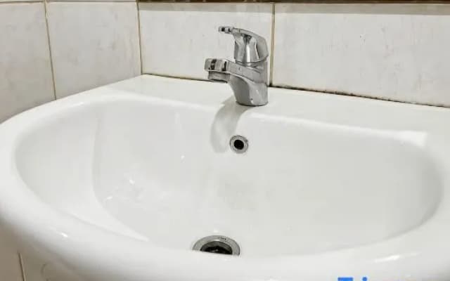 Strategic Thamrin Executive Apt w/ Pool, Gym Wi-Fi - photo 2