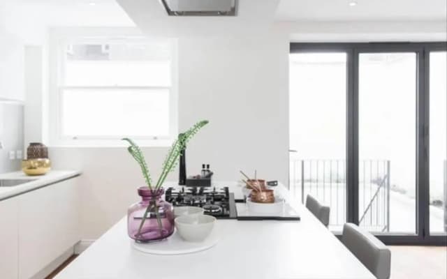 Boutique 3 Bed Duplex close to Kings Cross - photo 2