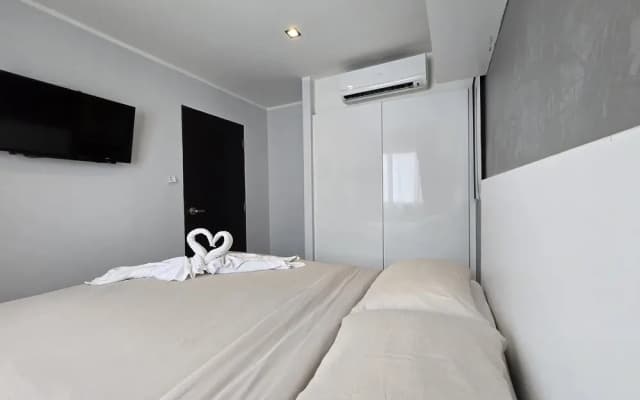Sleek Corner 1 Bed Apt T1-607 - photo 3