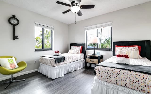 2 Bed2 Bath House with Backyard Jacuzzi - photo 4