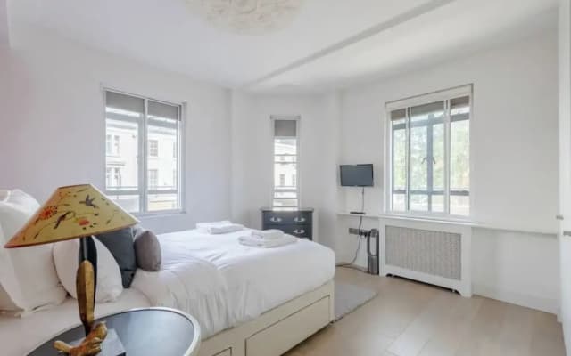 Sleek & Stylish 1BD Flat w/ Balcony - Kings Road - photo 2