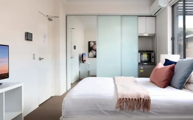 Bright Studio Steps From Westmead Hospital - photo 2