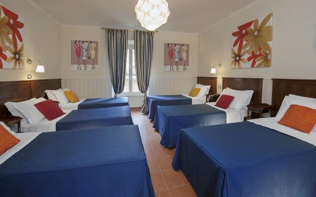Des Artistes Budget Rooms - photo 4