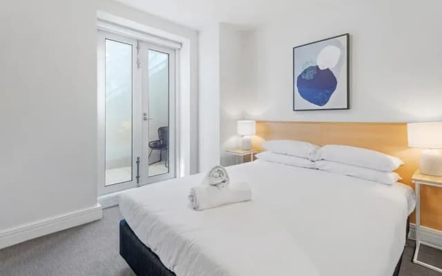 Chic 1-bed Apartment Steps From Shopping Street - photo 2